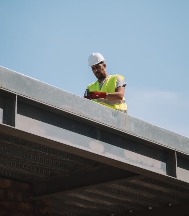 Een dakwerker in Aalst, België.